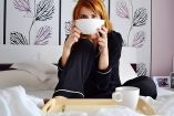 Mujer toma café en la cama 
