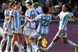 Jugadoras de Argentina celebran gol ante Sudáfrica en Mundial Femenil 2023.