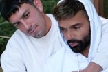 Jwan Yosef abrazando a Ricky Martin, ambos con sudaderas blancas