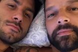 Ricky Martin acostado en cama con exesposo Juwan Yosef