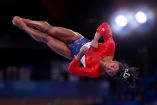Simone Biles ejecutando una rutina de piso.