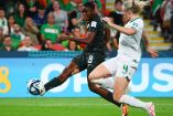 Asisat Oshoala disparando de pierna derecha.