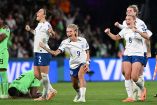 Jugadoras inglesas celebrando en tanda de penales.