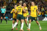 Jugadoras de Australia abrazadas y celebrando.