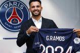 Gonçalo Ramos posando con la camiseta del PSG.