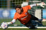 Yann Sommer atajando un balón.