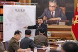 Kim Jong-un durante una explicación sobre una invasión al Sur. (Reuters)