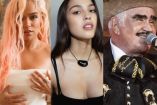 Karol G con vestido blanco, Olivia Rodrigo con vestido negro y Vicente Fernández con sombrero