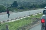 VIDEO: Asaltan con armas largas a automovilistas en la carretera 57 en SLP