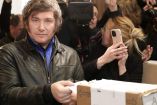 El ultraderechista Javier Milei al momento de votar