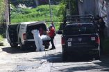 Autoridades levantando el cuerpo de un hombre en Morelos