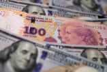 El peso argentino se devaluó desde las elecciones de las PASO. (Reuters)