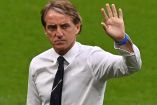 Roberto Mancini saludando a la grada.