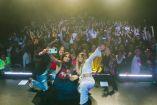 imándose selfies con sus fans en el escenario