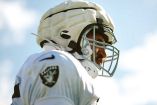 Jugador de Raiders usando la nueva gorra protectora durante un entrenamiento.