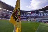 Banderín de tiro de esquina con escudo del América en el Estadio Azteca.