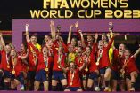Jugadoras de España levantando el trofeo del Mundial Femenil.