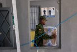 Un militar en Ecuador transporta material electoral