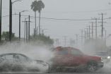 Hilary tocó tierra en Baja California, autos entre la lluvia
