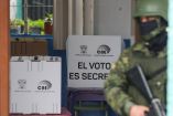 Casilla electoral de Ecuador resguardada por un militar