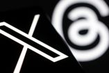 Logo de X y logo de Threads atrás; fondo negro