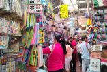 Padres de familia comprando la lista de útiles en el Centro Histórico.