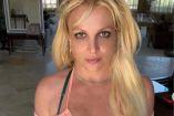 Britney Spears con vestido rosa posando en casa