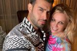 Sam Asghari y Britney Spears abrazados en interior de casa