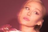 Ariana Grande posando para promocionar su perfume | Especial