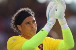 Guillermo Ochoa en calentamiento con Salernitana previo a partido de la Serie A.
