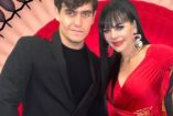 Maribel Guardia con vestido rojo, abrazando a Julián Figueroa con traje negro