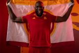 Romelu Lukaku posando con el uniforme de la Roma.