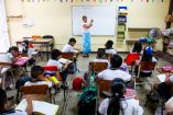 Maestra dando clase en escuela