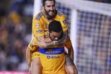 Gignac celebra gol de Tigres en partido Vs Querétaro en hombros de Juan Pablo Vigón.