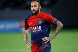 Neymar con semblante serio en el PSG.