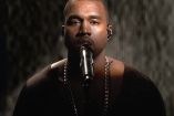 Kanye West con playera café cantando en programa de television