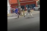 Sujeto con playera de Tigres y una mujer en la avenida Raúl Salinas
