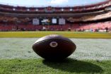 El balón de la NFL sobre el campo.