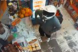 Abuelita y sujeto con casco de motociclista en tienda de abarrotes