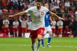 Robert Lewandowski celebrando su doblete con Polonia.