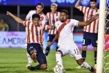 Jugadores de Paraguay y Perú disputando el balón.