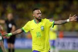 Neymar celebra primer gol de Brasil ante Bolivia.