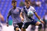 Jugadores de Puebla y Xolos disputando el balón.