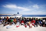 Miles de migrantes están varados en la isla de Lamperdusa, Italia. (AFP)