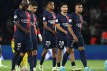 Jugadores del PSG salen de la cancha cabizbajos.