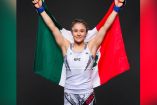 Alexa Grasso sostiene bandera de México.