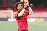 Guillermo Ochoa calentando antes del juego.