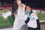 Kim Kardashian abrazando hijo Saint West en cancha de futbol
