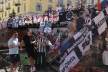 Aficionados del Newcastle en las calles de Milán.