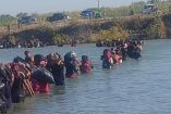 Migrantes cruzan el Río Bravo 